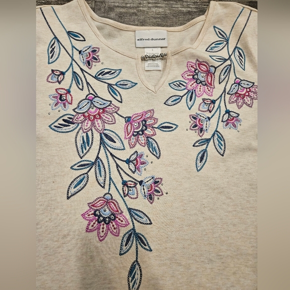Alfred Dunner Women's Cream Top with Silver Accents And Embroidery Flowers Sz S - Picture 2 of 7